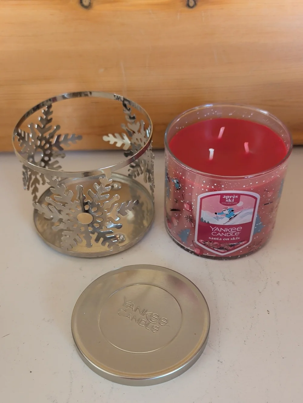 New, Yankee Candle Red 3-Wick Jar with Silver Snowflake Holder.🌟